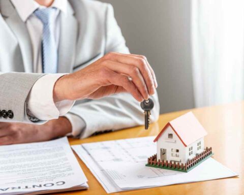 Pros and Cons of Being an Estate Agent